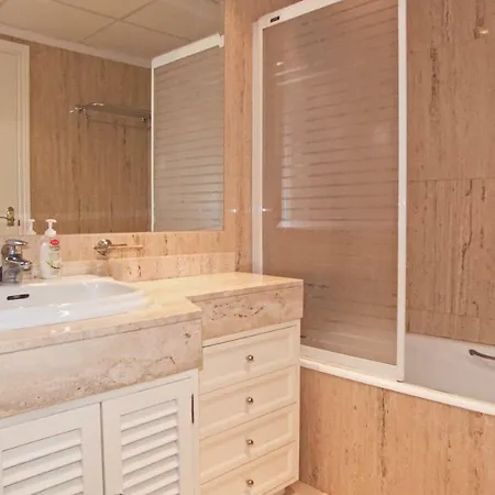 R6 Patios 2 Bedroom Apartment Marbella